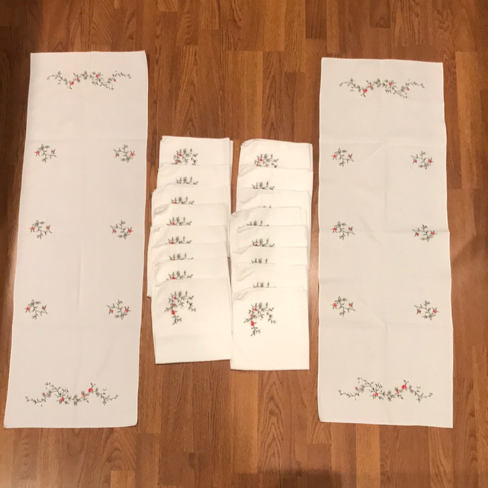 Vintage Christmas Holly Embroidered White 16 Napkins 2 Matching Table Runners